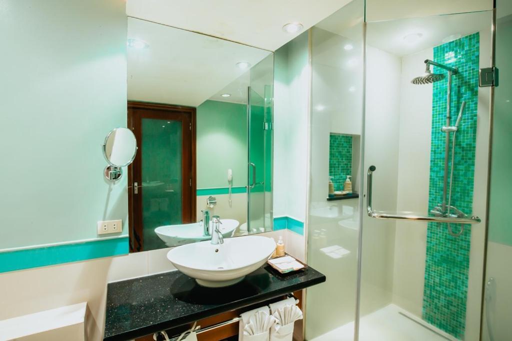 אולונגפו The Lighthouse Marina Resort מראה חיצוני תמונה