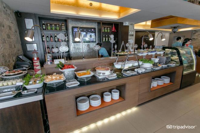 אולונגפו The Lighthouse Marina Resort מראה חיצוני תמונה